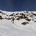 An der steilen Südflanke der Hochmatt (2151,6m) gingen schon zahlreiche Nasschneerutsche nieder. Der Gipfel steht ganz unauffällig, da er zurückgesetzt ist, in der Bildmitte am Horizont.
