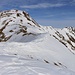Sicht den Südwestgrat hinauf zum Vorgipfel P.2124m. Rechts steht der Cheval Blanc (2147m).