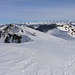 Blick vom westlichen Gipfelpunkt auf den einige Dezimeter höheren Hauptgipfel der Hochmatt (2151,6m). Im weiteren Gratverlauf ist der Cheval Blanc (2147m).