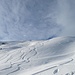 Schönes Skigelände. Als einziger Schneeschuhgänger heimste ich beim Abstieg fast mitleidige Blicke von aufsteigenden Skitourengängern ein ;-) .Links die Hochalpe-Alpe. Der mit Hochalpe bezeichnete P. 1911 befindet sich ganz oben 