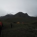 Aufbruch Richtung Balkbaschi-Pass - Der Elbrus in Wolken und wie man sieht hat es Neuschnee in den oberen Lagen gegeben.