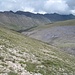 Das Kisilkol-Tal zieht sich im Bogen weit nach O. Dahinter der bis zu 3500 m hohe Chrebet Taschlisirt
