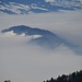 Der Buechberg lugt aus dem Nebel.