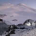 Arktisch: Die Nick's Hut mit Neuschnee vom Nachmittag vor dem Elbrus in Abendstimmung
