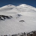 Elbrus im Orkan - man beachte die Verwehungen und die Schneefahnen am Gipfel
