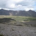 rechts in Bildmitte das Aerodrom, links daneben Vulkanfindlinge und dahinter der lange Grasrücken und der Taschlisirt-Bergrücken