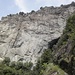 Die große Felswand in der Südflanke des Mont´Orfano. Rechts sieht man die große Höhle, durch die der Weg hindurch führt.