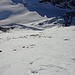 so sieht`s vom Gipfel aus, anfangs alles klar, den Steinen ausweichend bis die Felsabbrüche kommen.<br />Der Schnee ist schon sehr tief und Nass
