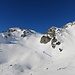 Gemäss Skitourenführer quert man höhenneutral dem Sommerweg entlang (rot). Bequemer ist die kurze Abfahrt ohne Felle mit anschliessendem Wiederaufstieg (blau).