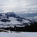 Ausblick von der Halsegg - zu Hochstuckli und den Mythen, sowie über den Talkessel zu Fronalpstock und den Gipfeln über dem Riemenstaldner Tal