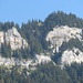 Blick von Ringgenberg hinauf zum Graggentor (einziger Durchlass bei den Felsen)