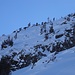 7 der ca. 20 - 30 Gipfelaspiranten am heutigen Tag, hier beim Einstieg in die lange Gipfelflanke. 