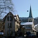 St. Georgen-Kirche. Davor links ein sehr schmales Dreieckhaus