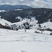 Blick über den skifahrerisch interessanten, langen und steilen Dorfhang.Vom Herzogenhorn kann man über die Südflanke im weitgehend offenen Gelände um die 500 Hm bis runter fahren