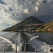 Wie immer klingt der Tag mit einer charmanten Bootsfahrt aus. Im Bild der kleinere der beiden Inselvulkane, der Monte dei Porri. Immerhin auch 860 Meter hoch.