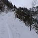 Die Spur der Skitourengänger nützte mir nur bedingt da ich zunehmend mit jedem Höhenmeter tiefer mit meinen Schneeschuhen einsank. Rechts im Hintergrund ist die Wandflue (1983m).