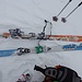 Das Gipfelpanorama auf dem Pizzo Cavagnöö, war nix. Deshalb gibt`s mal ein Bild der bunten Ausrüstung.<br />Da bei der letzten Tour meine Dynafit Bindung gebrochen ist, und ich noch einen einzelnen Ski von einem letztjährigen Malheur habe, kann ich wenigstens trotzdem auf Tour gehen.<br />Die Ski sind fast gleich lang 6cm).