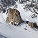 <b>Alla sinistra del filo di cresta si sviluppa la Val Larain, che si presenta con un fantastico promontorio roccioso (2690 m), del tutto simile a quelli che si possono ammirare alle Dolomiti. </b>