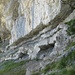 Auch der weitere Abstieg zum Eingang des Stollenlochs geht über sandig-rutschige Steinbögen.