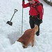 Hundeführer Adacker mit Anuk im Sucheinsatz