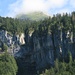 ein letzter Blick zurück auf die Felswand - und den Twäriberg (bereits etwas wolkenverhüllt)