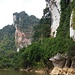 Die Felsen am Fluss sind schon beeindruckend,  im Wald an den steilen Hängen leben Affen, die man zwar sehen, aber nicht fotografieren kann