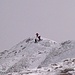Aufsteigende BergsteigerInnen zum Gipfel