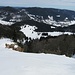 Blick nach Menzenwand-Vorderdorf rechts und Hinterdorf links Die Talstation vom Skilift Mösle, hinter dem Hinterdorf gelegen, ist unser Ziel. Den Gipfelfelsen umgeht man beim Abstieg südseitig