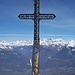 la croce di vetta a picco sulla valle