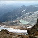 Durch eine Lücke auf dem SW-Grat sieht man auf den Golegg-Gletscher und die Gruebenhütte (stark gezoomte Aufnahme).