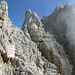 22 der Gipfelaufbau, der Felszacken mittig wird auf dem Band SG II+ gequert, ausgesetzt