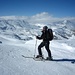 Dominik vor dem bekanntesten Alpengipfel, der jedoch in der Wolkendecke verschwunden ist