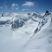 Aus der Wolkendecke schauen die Gipfel der Monte Rosa heraus