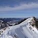 Der Grat zum Gipfel ist mit beeindruckenden Wechten verziert. Den Tegernsee Blick gibts obendrauf.