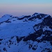 Gipfelaussicht von Chärpf (2794,0m) auf den höchsten Gipfel vom Kanton Schwyz, dem Bös Fulen (2801,8m). Links davon steht der Grisset / Guet Fulen (2721m).