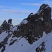Das Chärpftor (2645m) und die wuchtigen Chärpf-Türme westlich der Lücke. 