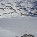 Gletscherfläche des Ghiacciaio del Basódino, inkl. Menschentraube, von weitem sieht alles glatt aus.