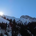 Bei ungetrübtem Blau des Himmels erreichen die ersten Sonnenstrahlen das Tal: ein ungewohnter Anblick in diesem Winter - ein schöner Tag sollte bevorstehen.<br /><br />Der Gipfel erscheint auch schon, doch es ist noch ziemlich weit...