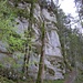 Le sentier de la Goule: Felswände, Moos und Bäume