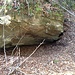 Typische Üetliberg-Höhle: In der Ostflanke finden sich zahlreiche dieser kleinen, unter Sandsteinbänken gelegenen Höhlen.