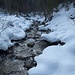 Tief verschneites Bächlein im Chäswaldtobel kurz nach Tschalun