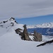 Le Dôme mit Gipfelsteinmann (und Tafel mit falscher Höhenangabe: 3016 m hoch ist er bestimmt nicht); 
das Wallis nach wie vor besonnt ...