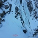 Nach ca. 25 m Abseilen und etwas Fußabstieg sieht man die Schneerinne für den weiteren Abstieg.