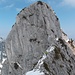 Auf dem Grat mit Blick auf die schön zu kletternde Steilwand (bis 4)