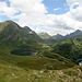 Panorama dalla Motta sul laghetto di Cadagno a sinistra, l'alpe dietro e a destra il Lago Ritom, sullo sfondo visibile pure il Passo del Sole