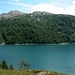 Lago Ritom, sullo sfondo ai bordi del bosco il sentiero da percorrere