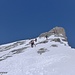 Die letzten 50 Höhenmeter tragen Alex und ich die Schi am Rücken, während Franz, unverdrossen, bis zum Gipfel mit den Schiern aufsteigt!