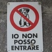 ogni tanto appaiono questi cartelli...probabilmente c'è chi confonde il canile con una struttura adibita agli esseri umani...civili e rispettosi!