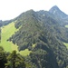 In einer Lichtung kurz vor dem Gipfel: der Blick zurück auf den bisherigen Gratverlauf. Links ist der "Duumen" zu sehen, im Hintergrund ein anderer "alpiner" Gipfel, die Rigi-Hochflue.