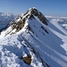 auf dem meterhohen Schneegrat des Chli Schnierenhirelis;
die ersten drei Skitourengänger haben kurz vor uns das Schnierenhireli erreicht.
Ausblick bis zum Wildhorn